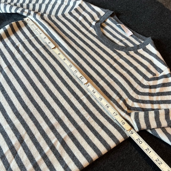 Everlane - The Cashmere Classic Crew Sweater - Cream/Grey - Large - Picture 8 of 15